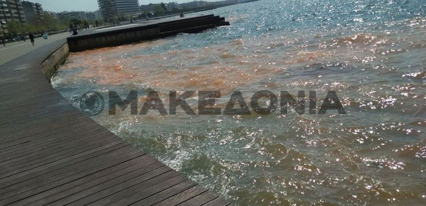 Δεν υποχωρεί η «ερυθρά παλίρροια» από τον Θερμαϊκό (Βίντεο) 