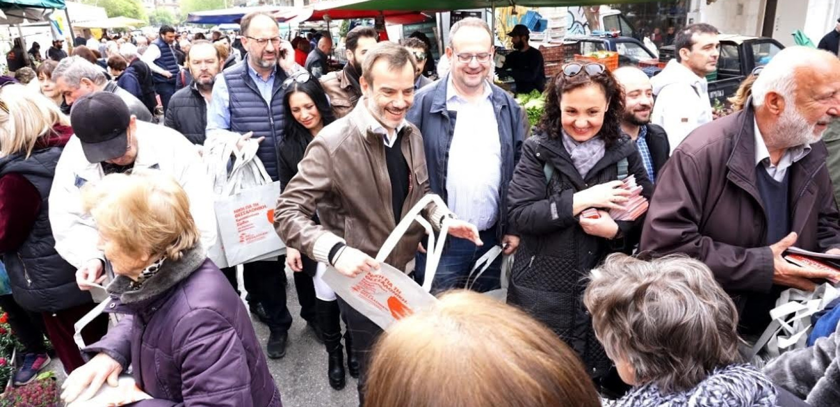 Οικολογικές τσάντες αγορών μοίρασε στη λαϊκή της Μαρτίου ο Ζέρβας