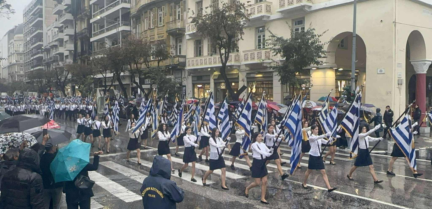 Θεσσαλονίκη: Υπό βροχή η φετινή μαθητική παρέλαση (βίντεο)