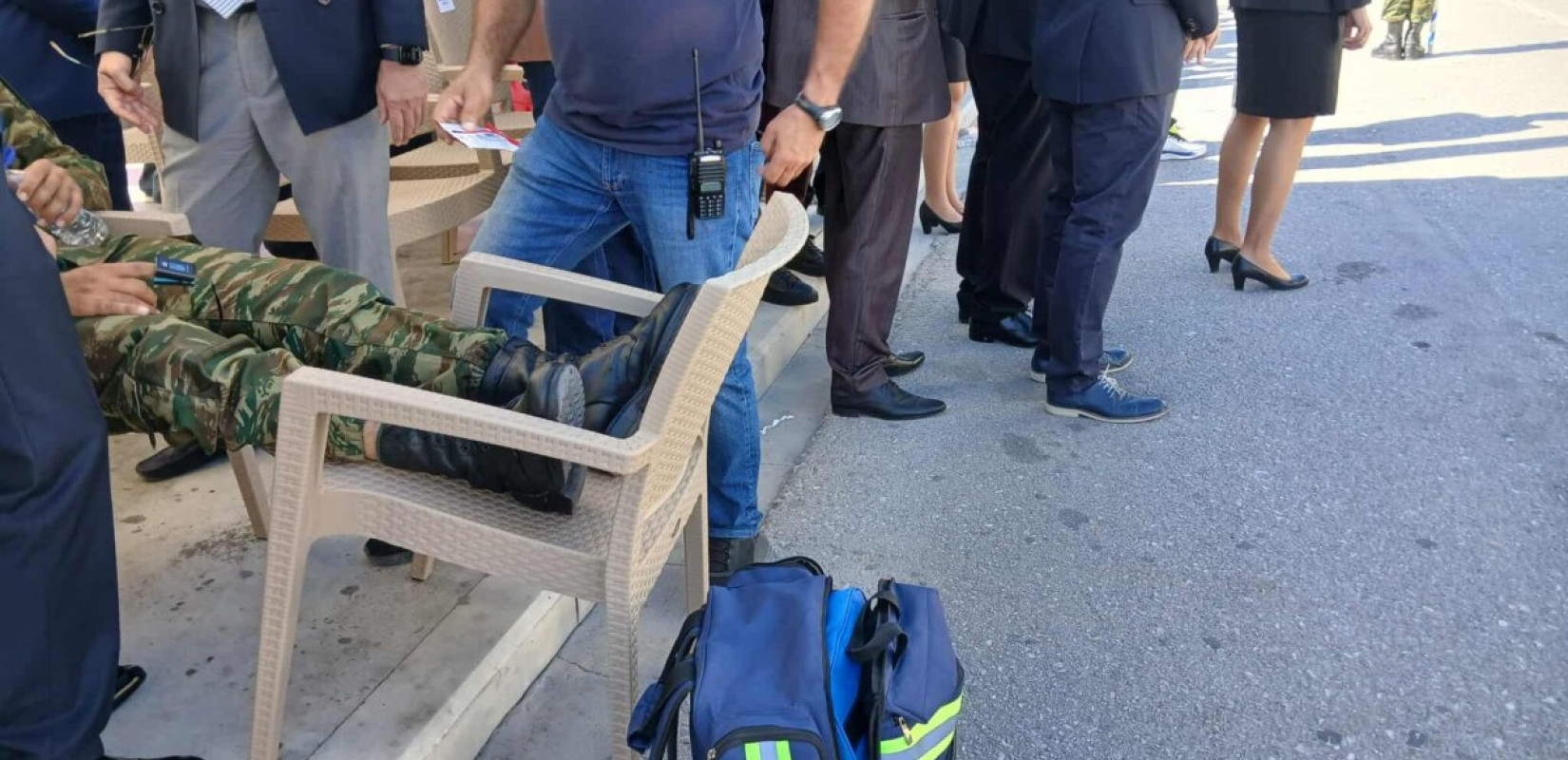 Βόλος: Στρατιώτης κατέρρευσε στην παρέλαση - Ήταν για ώρες όρθιος μέσα στη ζέστη