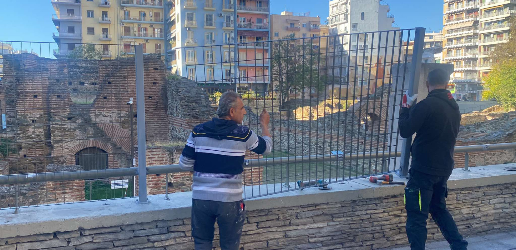 Θεσσαλονίκη: Κατηγορηματική άρνηση του Δήμου για τα δοκιμαστικά κάγκελα στο ανάκτορο του Γαλέριου