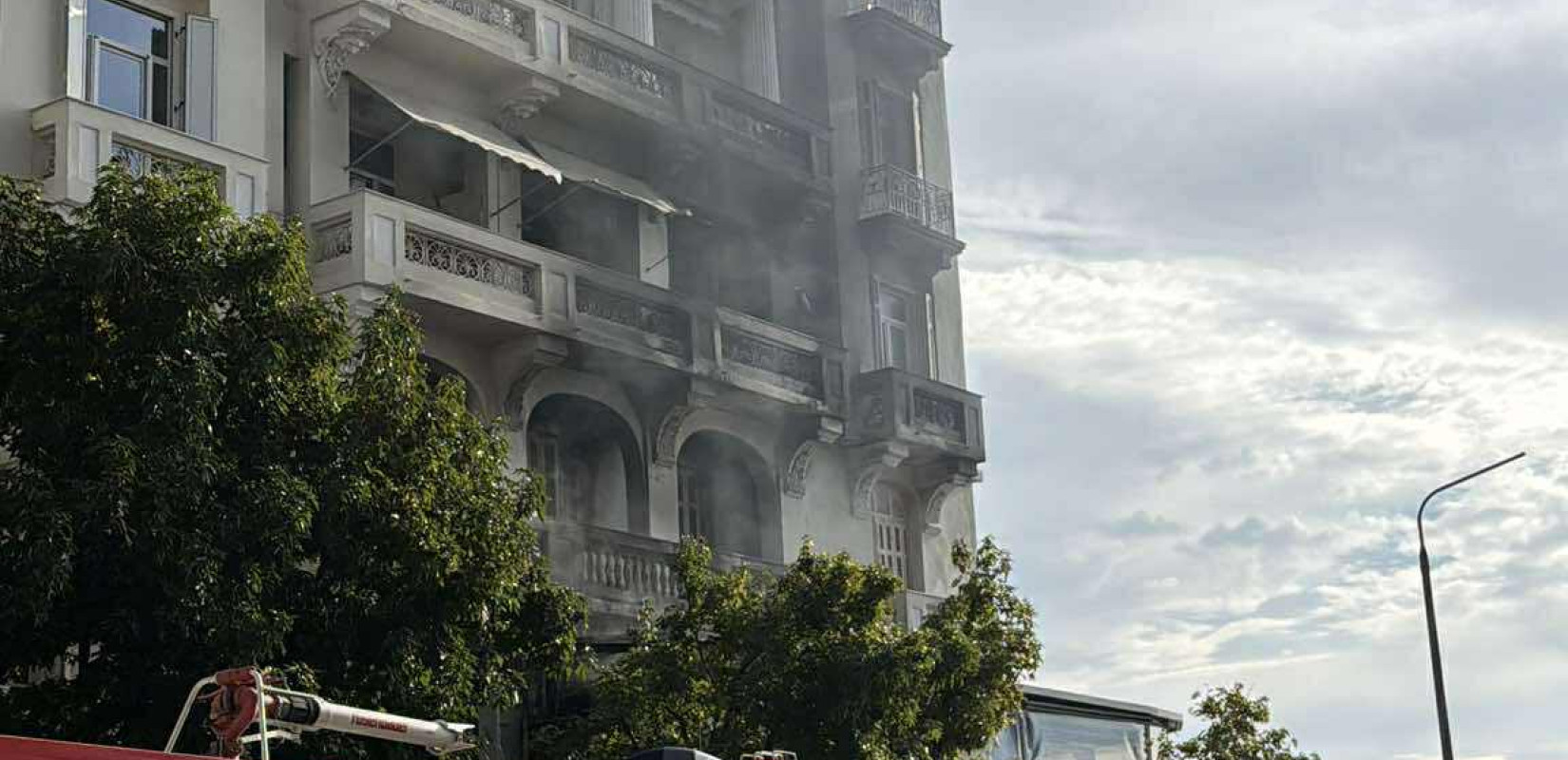 Θεσσαλονίκη: Υπό έλεγχο η φωτιά σε γνωστό καφέ-μπαρ στη Λεωφόρο Νίκης - Δείτε βίντεο και φωτογραφίες