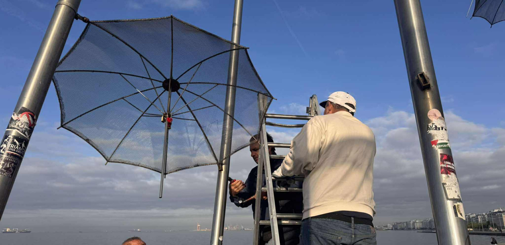 Θεσσαλονίκη: Αφαιρούνται και οι τελευταίες «Ομπρέλες» από το γλυπτό του Γ. Ζογγολόπουλου
