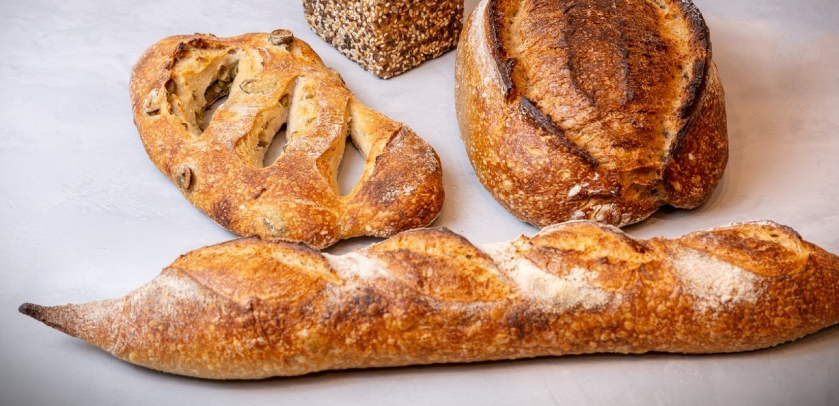 Country Breadery: Η φιλοσοφία του "αληθινού" ψωμιού με φυσικό προζύμι, που αναβιώνει την αυθεντικότητα της γεύσης στη Θεσσαλονίκη