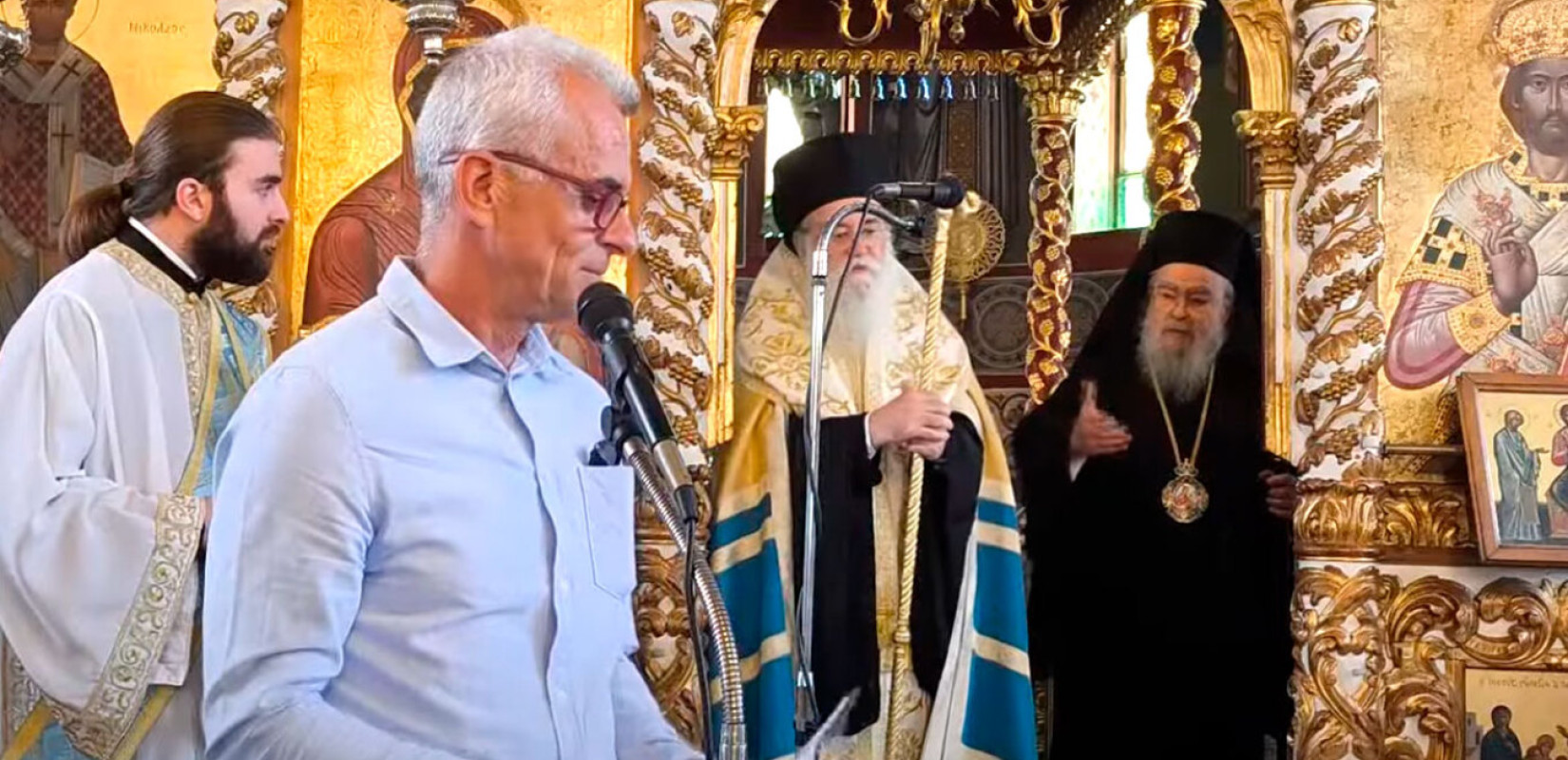 Ο Μητροπολίτης Δωδώνης μάλωσε διευθυντή σχολείου για την αμφίεσή του στην εκκλησία: «Με τα πουκάμισα έξω ήρθες, απαράδεκτος» (βίντεο)