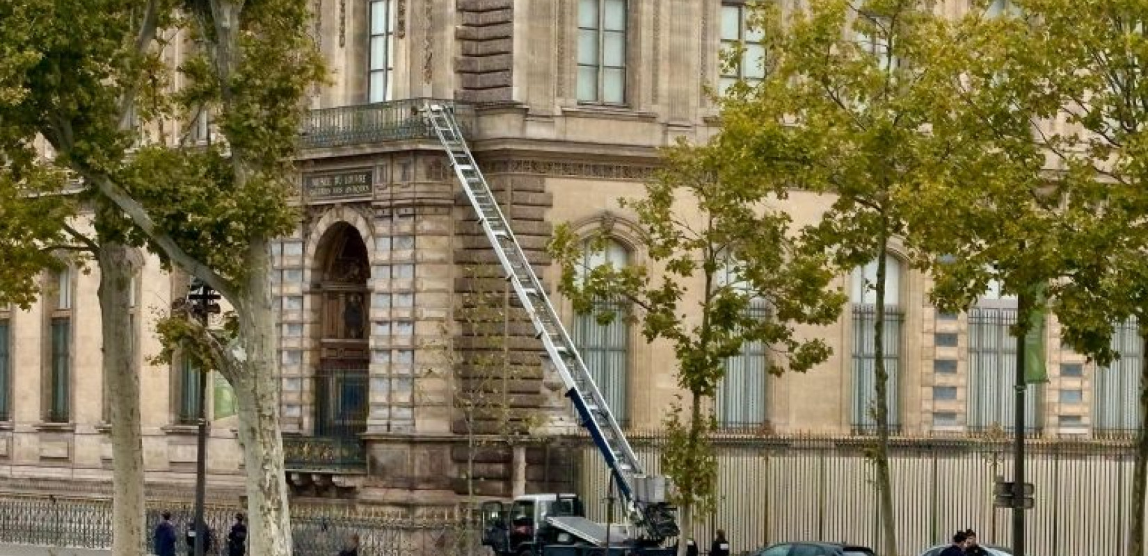 Γαλλία: Συνελήφθη άτομο, ύποπτο ως το τέταρτο μέλος της συμμορίας που λήστεψε το Λούβρο