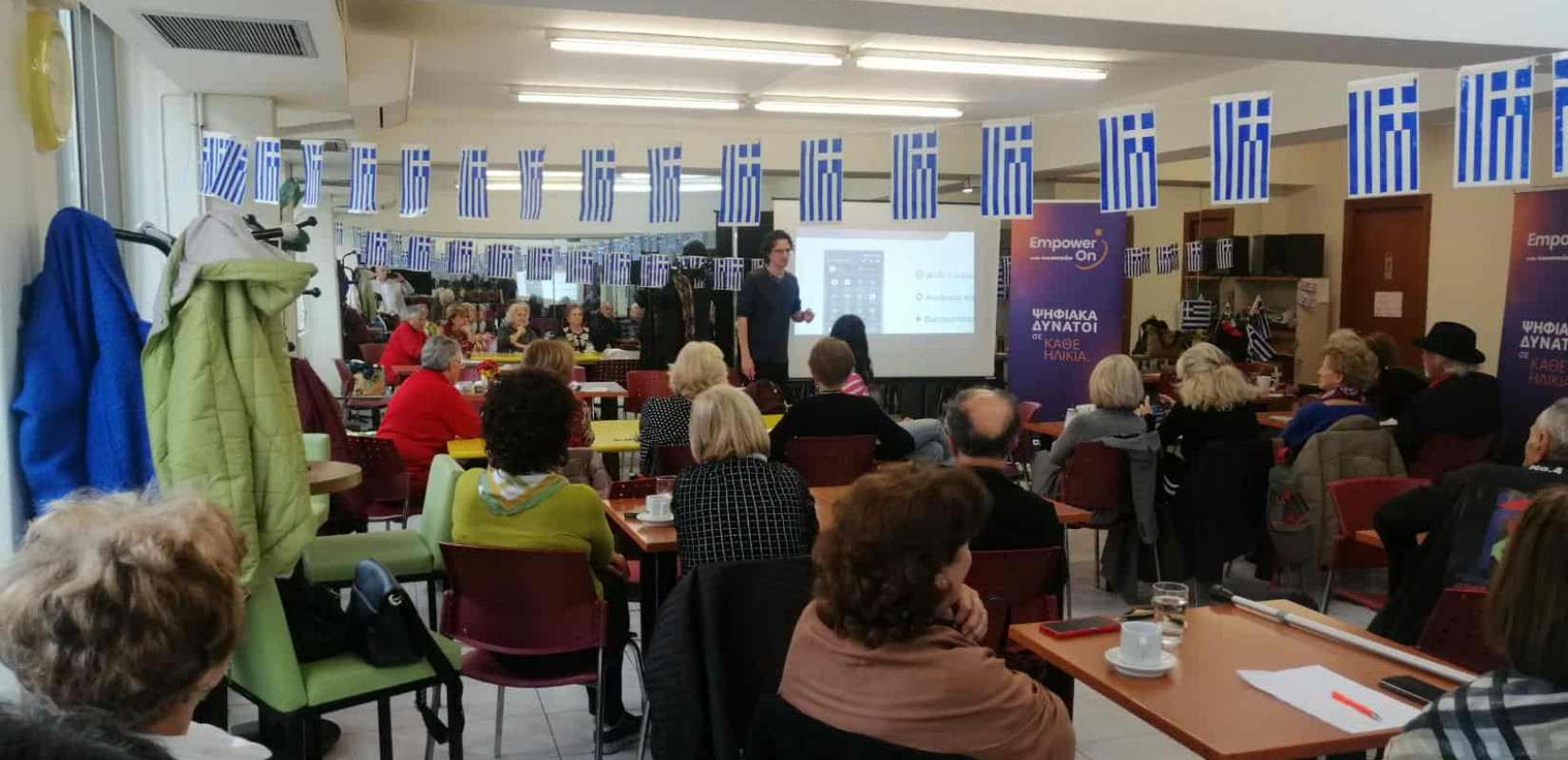 Θεσσαλονίκη: Ηλικιωμένοι των ΚΑΠΗ εκπαιδεύονται στη χρήση υπολογιστών και σε ζητήματα διαδικτύου