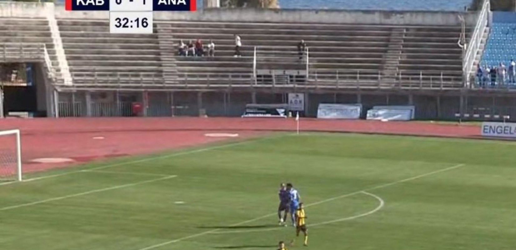 Super League 2: Οι παίκτες της Καβάλας στράφηκαν κατά του τερματοφύλακά τους! βίντεο)