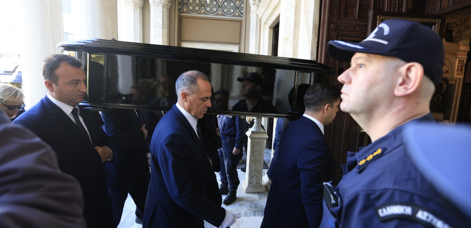 Διονύσης Σαββόπουλος: Στη Μητρόπολη Αθηνών για την εξόδιο ακολουθία - Πλήθος κόσμου αποχαιρετά το μεγάλο τραγουδοποιό