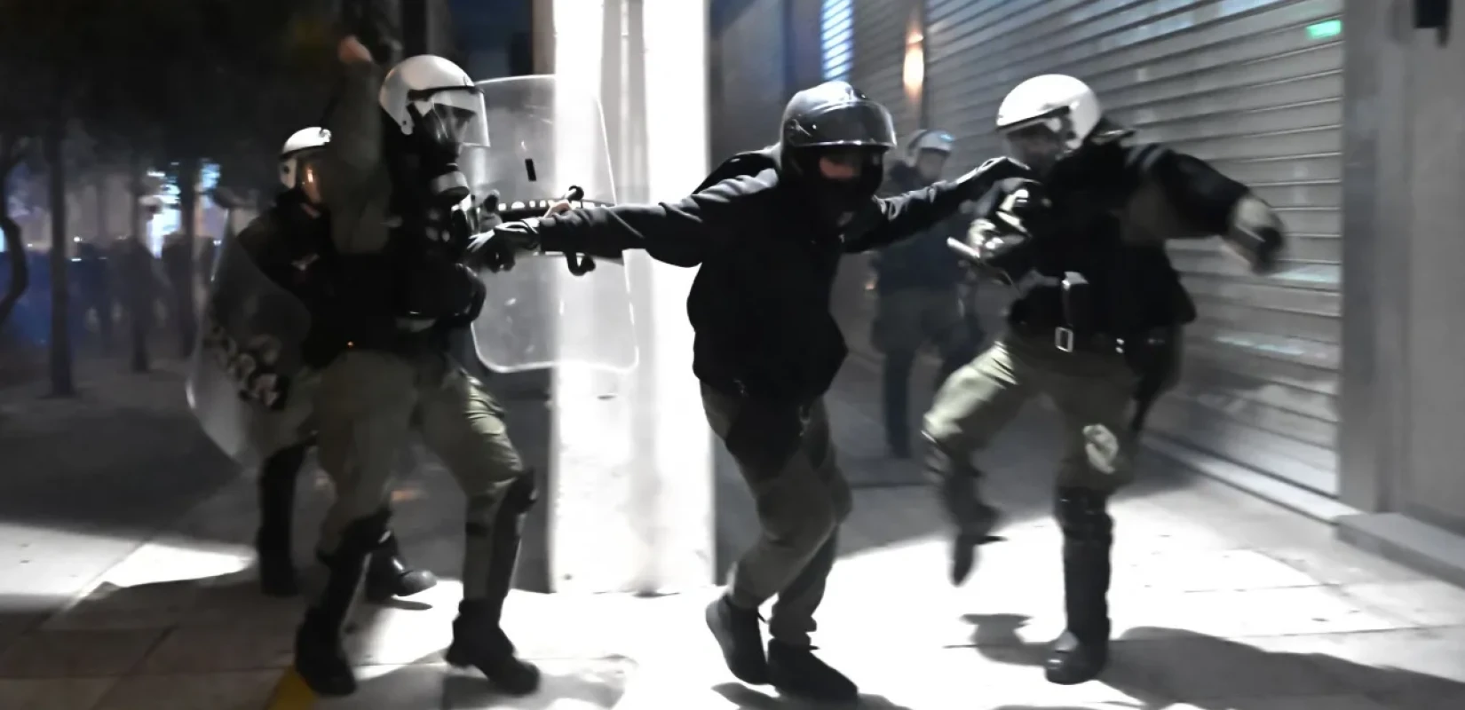 Επεισόδια στα Εξάρχεια μετά από πορεία αντιεξουσιαστών - Έγιναν 14 προσαγωγές
