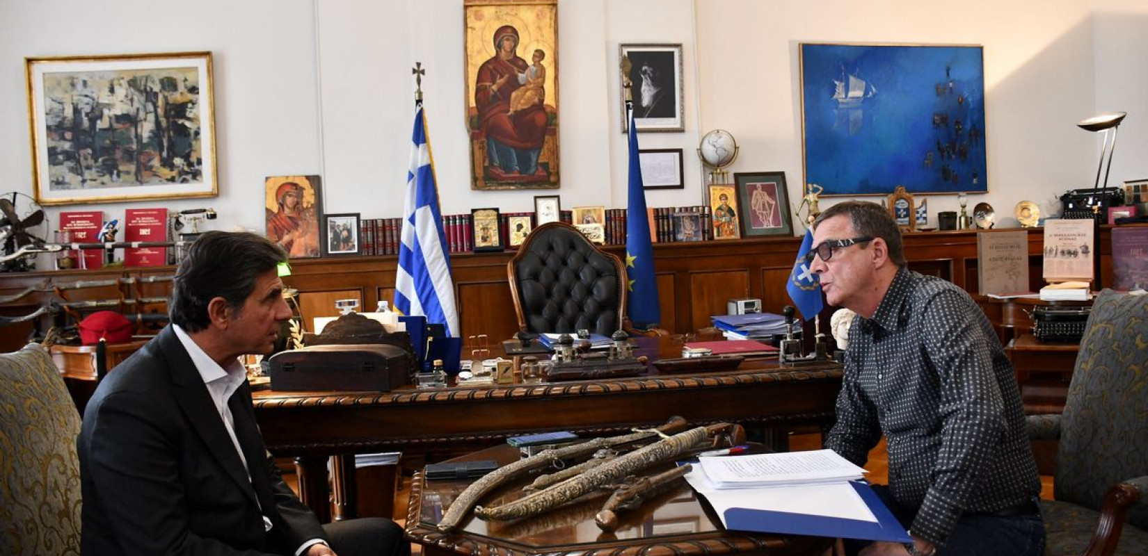 Ο Κώστας Γκιουλέκας με τον δημοσιογράφο της «ΜτΚ», Νίκο Οικονόμου.