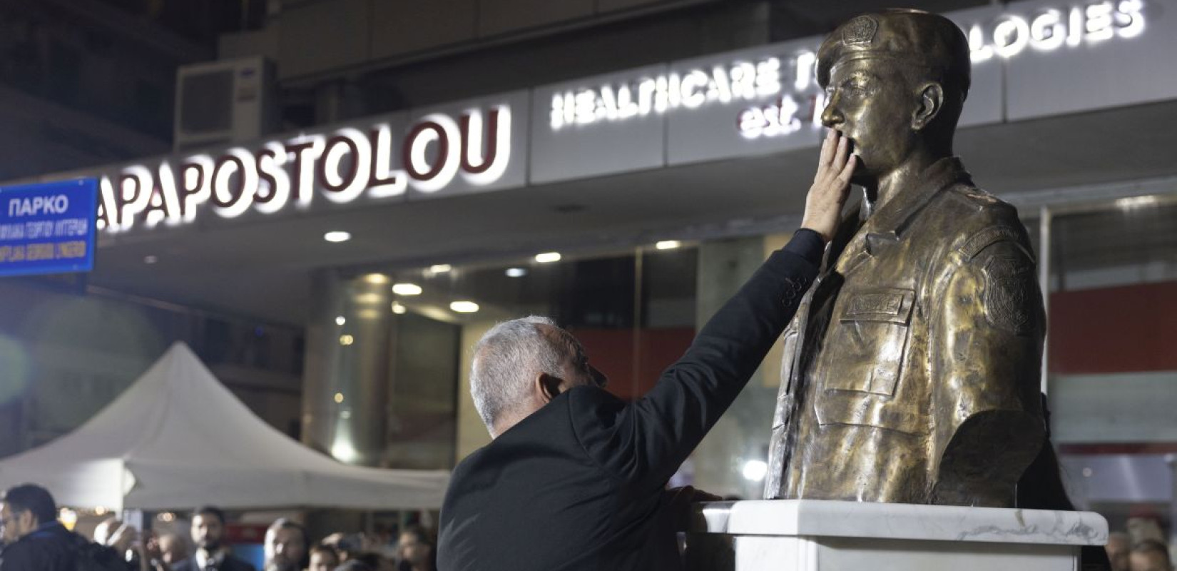 Ο πατέρας του Γ. Λυγγερίδη μπροστά από την προτομή του γιου του - Φωτογραφία: Eurokinissi.gr