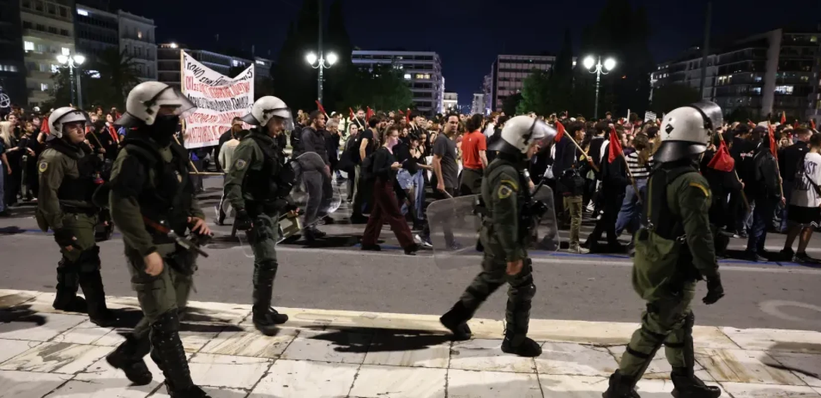 Πορεία στο κέντρο της Αθήνας - Αστυνομικές δυνάμεις στον Άγνωστο Στρατιώτη