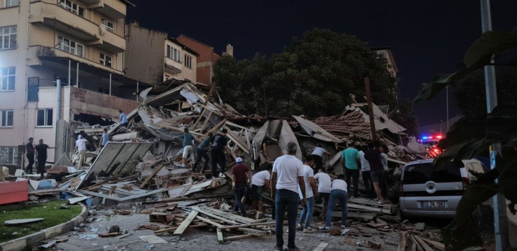 Σεισμός 6,1 Ρίχτερ στην Τουρκία: Κατέρρευσαν σπίτια, δεκάδες τραυματίες - Φόβοι για νέους μετασεισμούς (βίντεο)