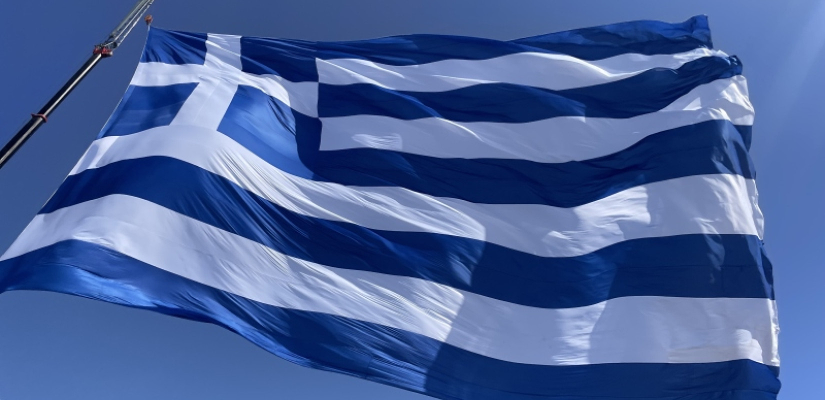 Η μεγαλύτερη ελληνική σημαία υψώθηκε ξανά στο λιμάνι του Ηρακλείου
