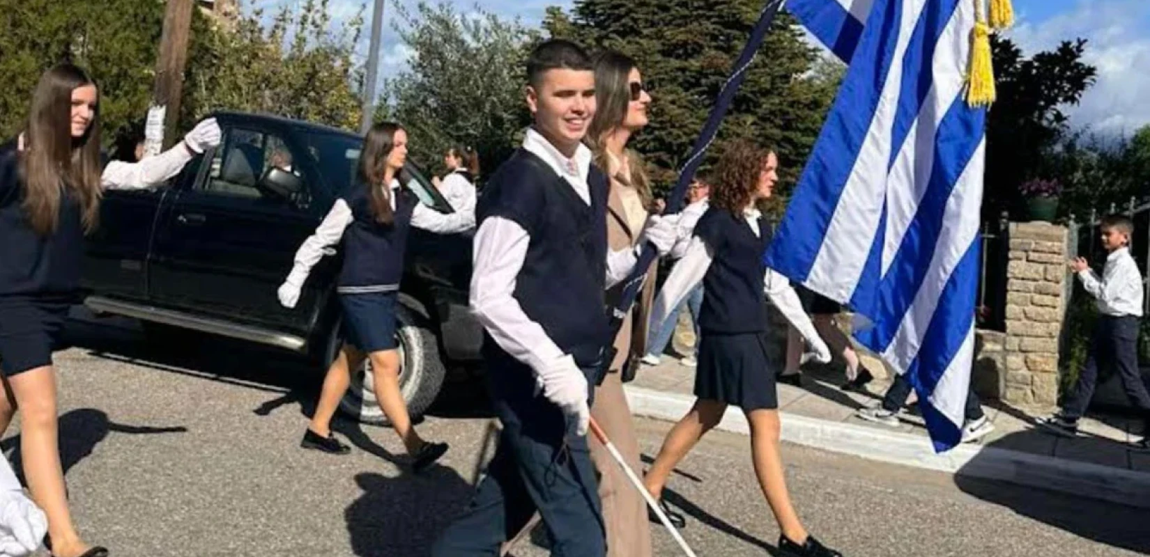 Αγρίνιο: Συγκίνηση για τον τυφλό σημαιοφόρο στη μαθητική παρέλαση (βίντεο)