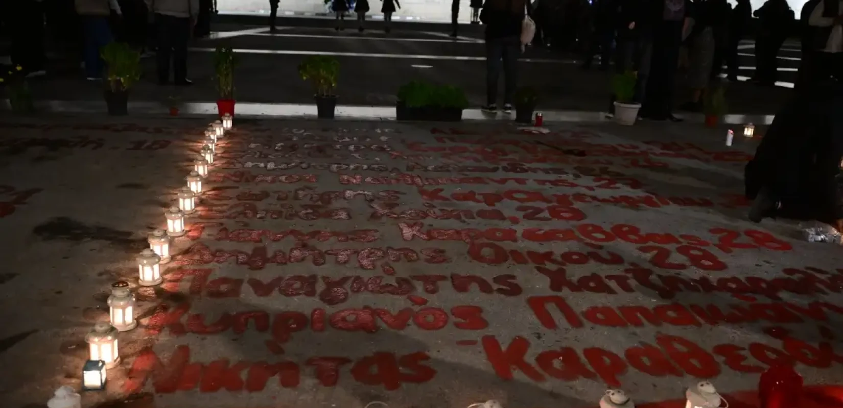 Νέα συγκέντρωση στο Σύνταγμα για τα Τέμπη: Κεράκια και λουλούδια στα γραμμένα ομόματα των θυμάτων