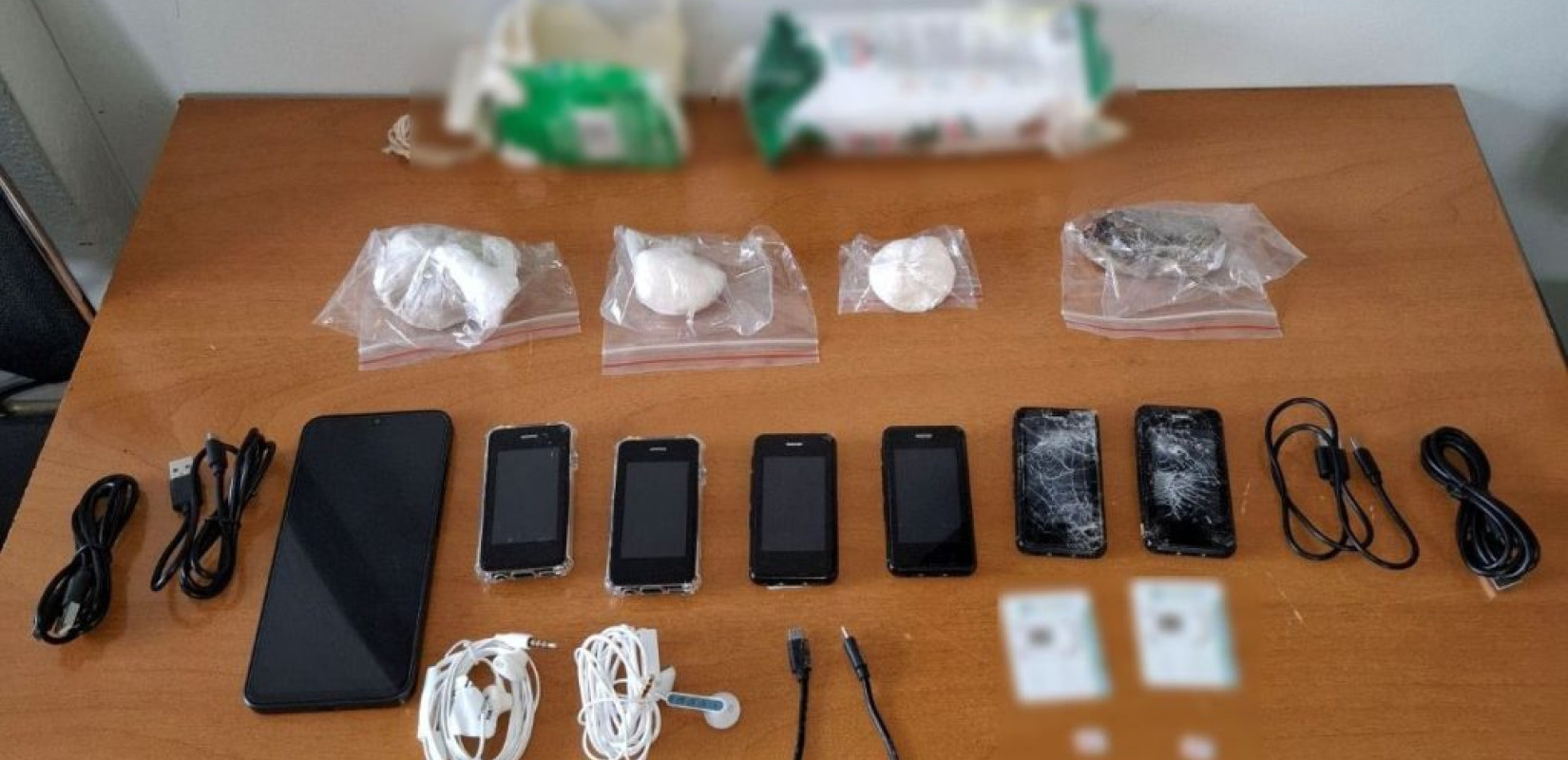 Τρίκαλα: Nαρκωτικά, κινητά και μαχαίρι εντόπισε έρευνα της ΕΛΑΣ στις φυλακές - Τρεις συλλήψεις
