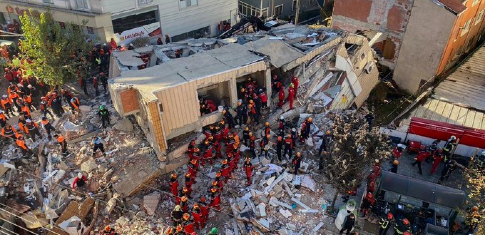 Τουρκία: Νεκρό ανασύρθηκε 12χρονο αγόρι από τα συντρίμμια κτιρίου που κατέρρευσε στην Γκιουζελέρ (βίντεο)