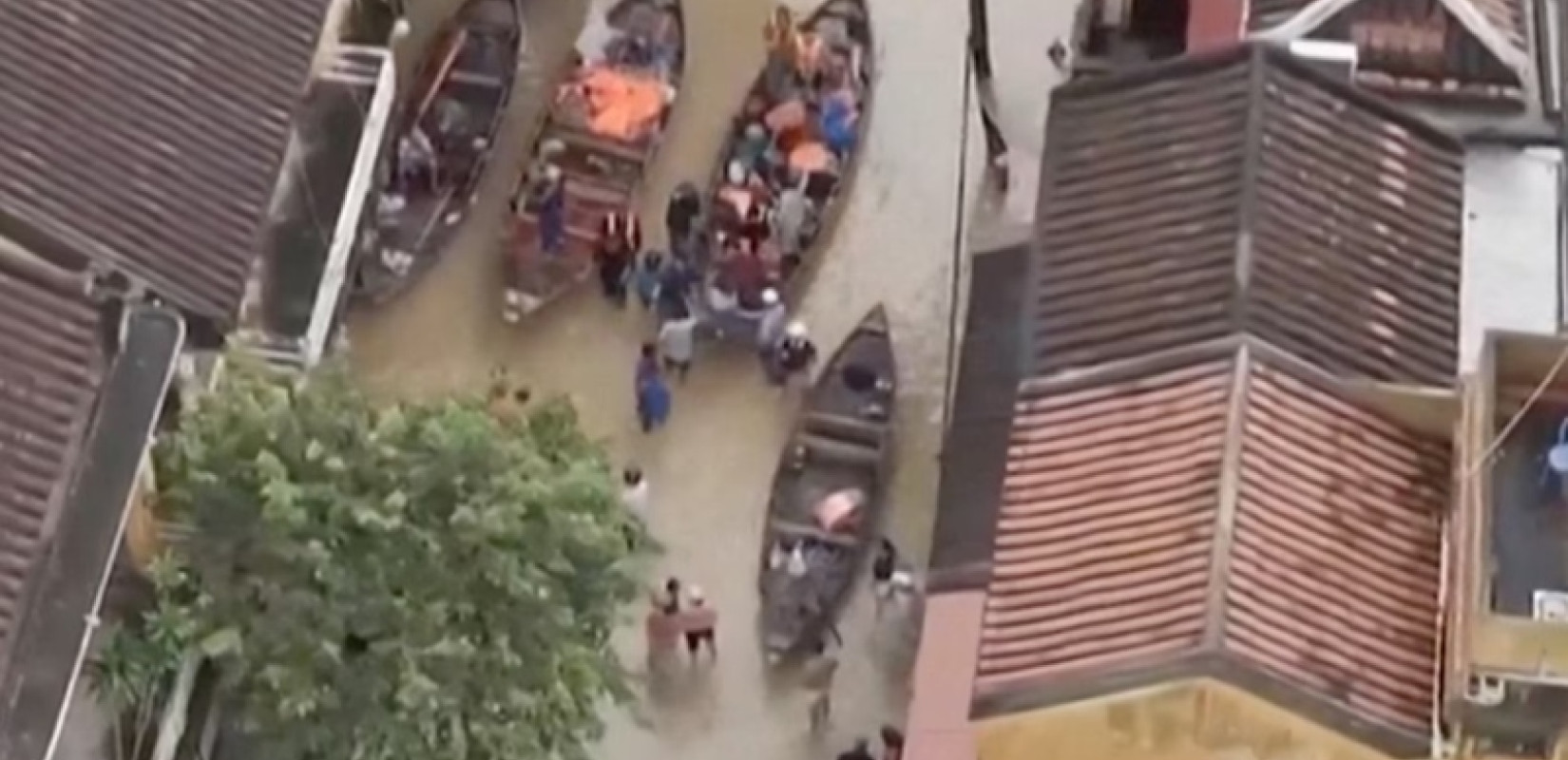 Φονικές πλημμύρες στο Βιετνάμ: Τουλάχιστον 13 νεκροί και 11 αγνοούμενοι