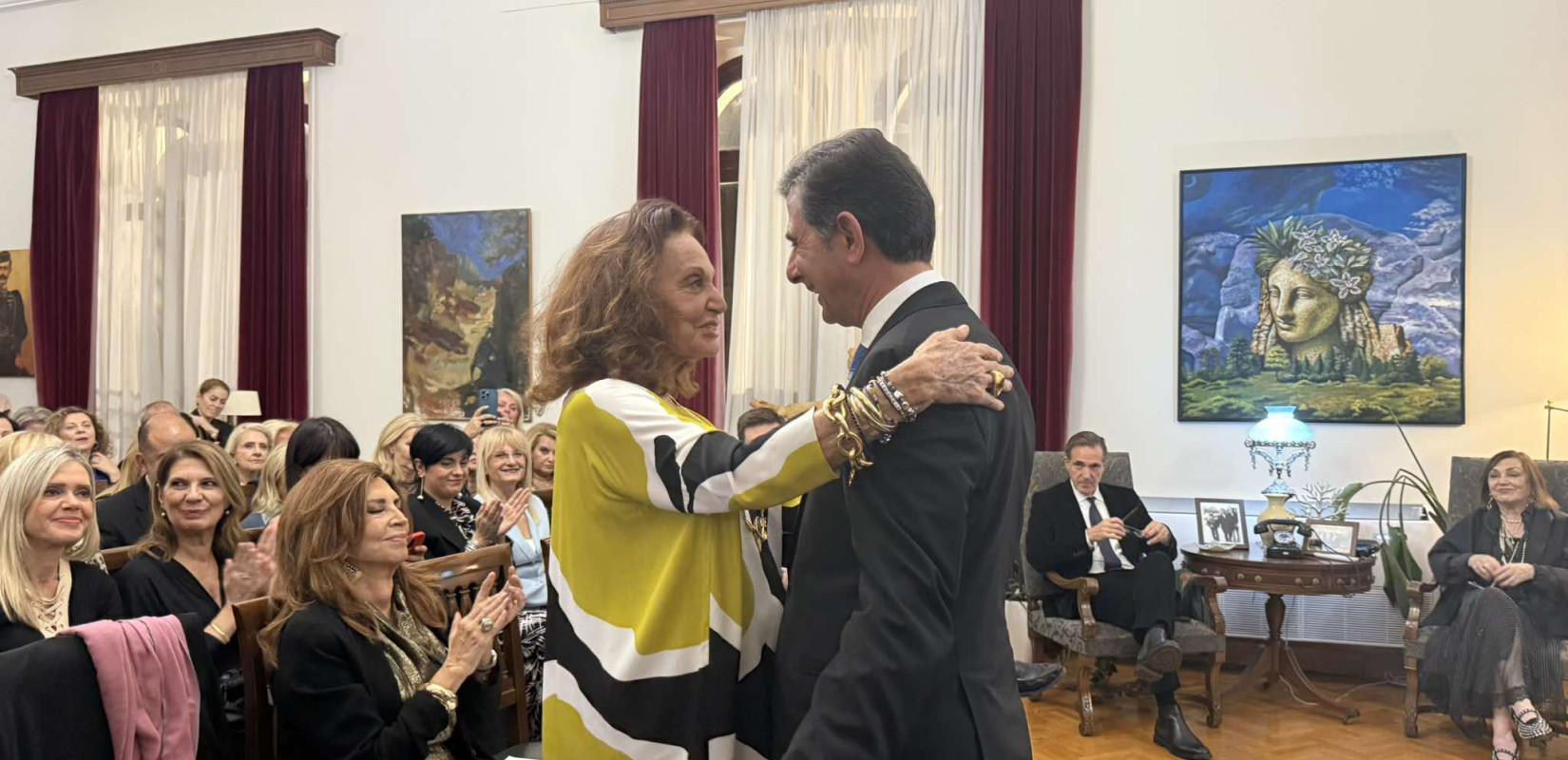 Η παγκοσμίου φήμης σχεδιάστρια μόδας Ντάιαν φον Φίρτσενμπεργκ επέστρεψε στις...  Θεσσαλονικιώτικες ρίζες της και βραβεύτηκε από τον Κ. Γκιουλέκα