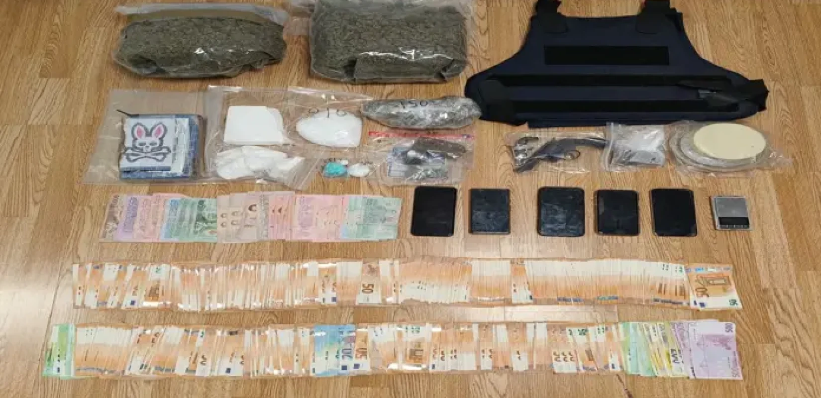 Χειροπέδες σε τρεις διακινητές ναρκωτικών - Κατασχέθηκαν πάνω από 2,1 κιλά κοκαΐνης και κάνναβης