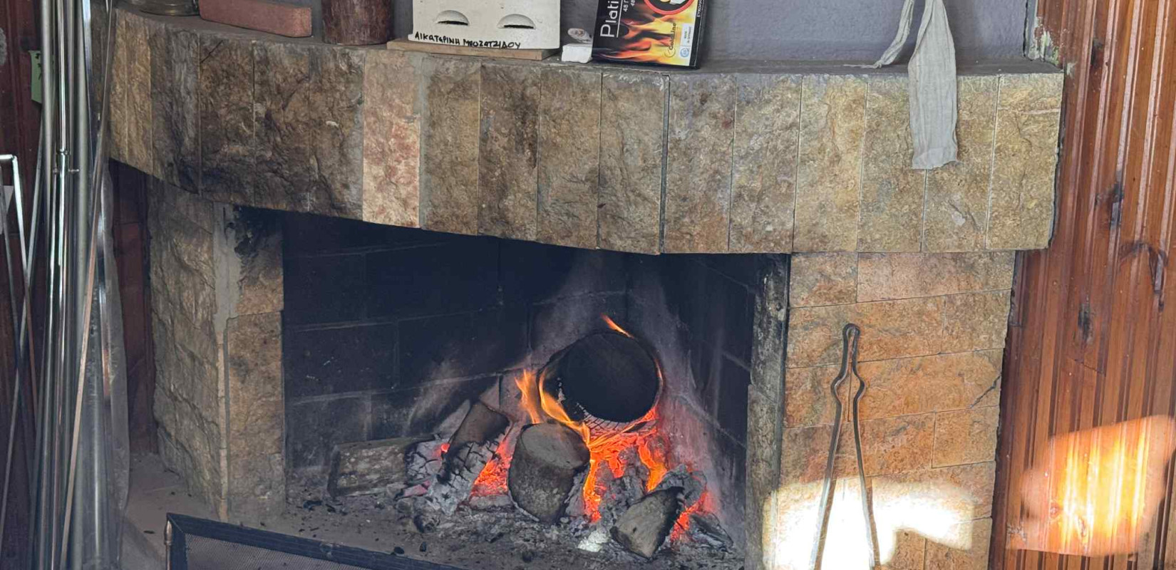 Θεσσαλονίκη: Άναψαν τα τζάκια στα ορεινά- Η αυξημένη ζήτηση ανέβασε τις τιμές στα καυσόξυλα