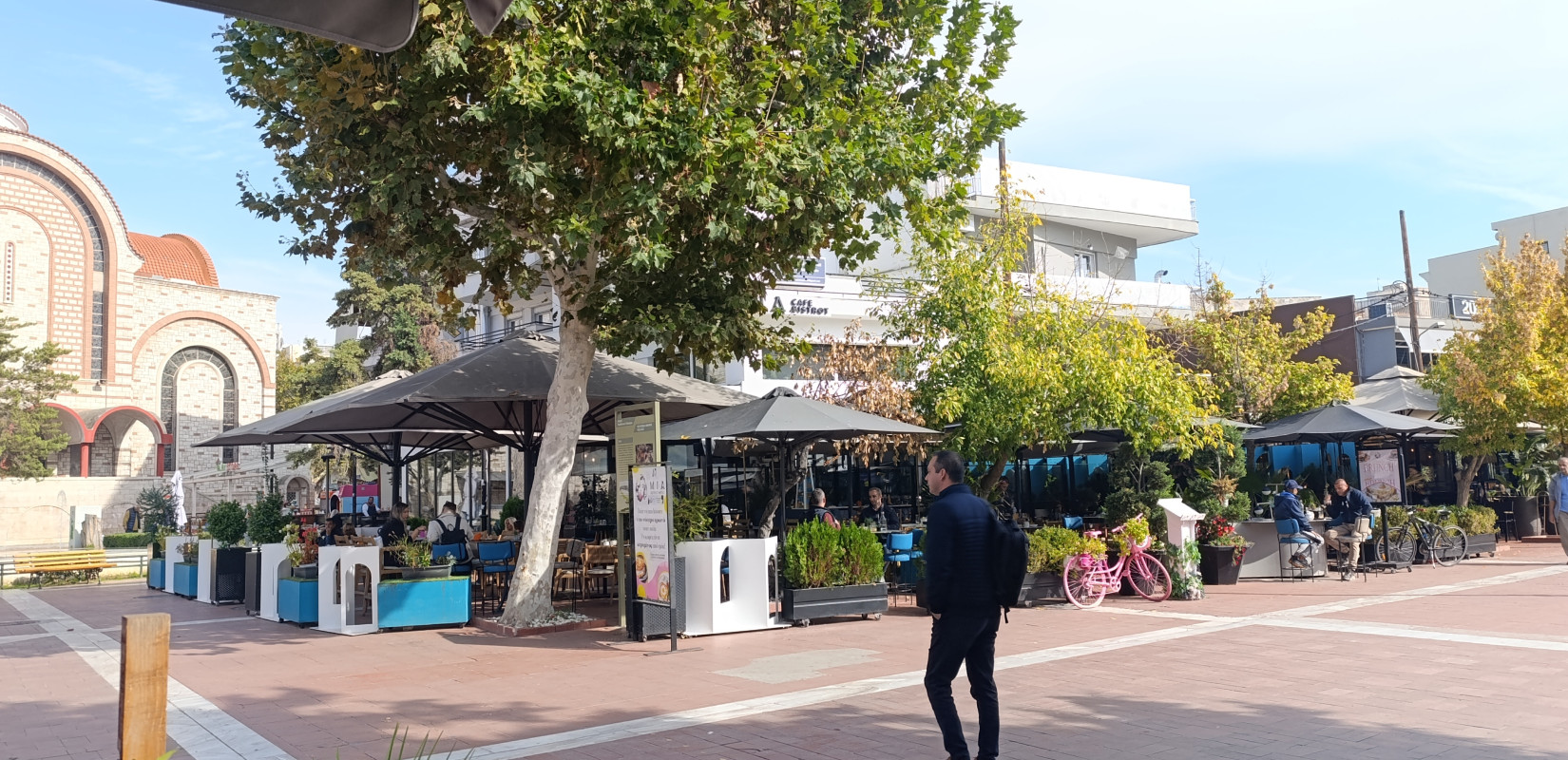 Εύοσμος: Οργή καταστηματαρχών για τα τραπεζοκαθίσματα στην πλατεία - «Έρχονται λουκέτα και απολύσεις»