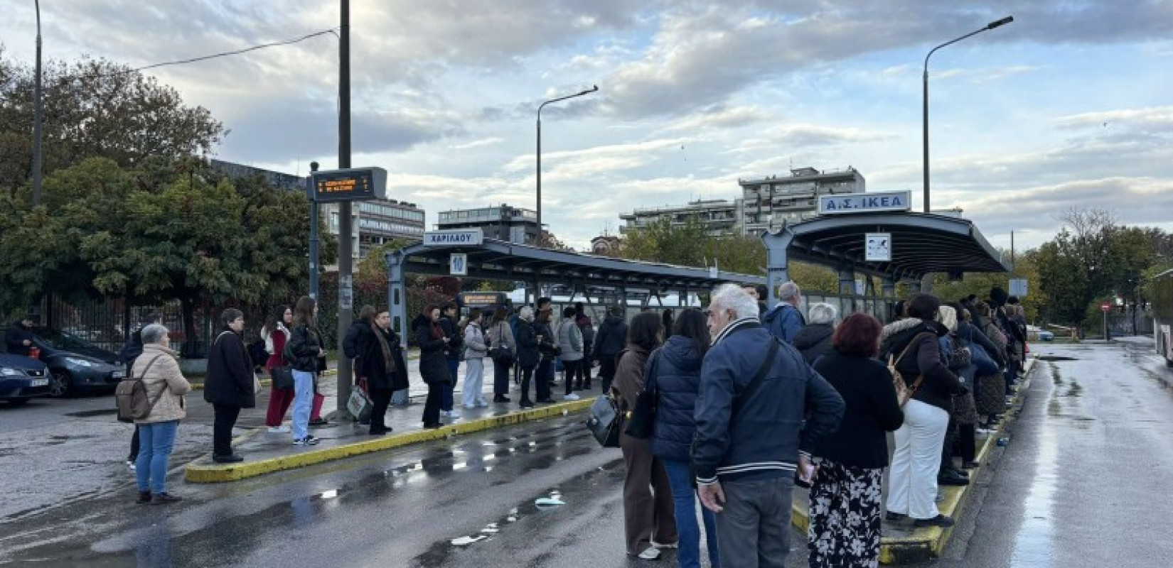 Αυξημένη κίνηση και πολυκοσμία στις στάσεις του ΟΑΣΘ - Πώς κινείται η Θεσσαλονίκη χωρίς μετρό (βίντεο)