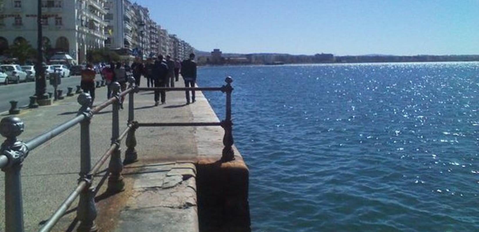 Δύο σκάφη καθαρίζουν τον Θερμαϊκό Κόλπο από τόνους φερτών υλικών