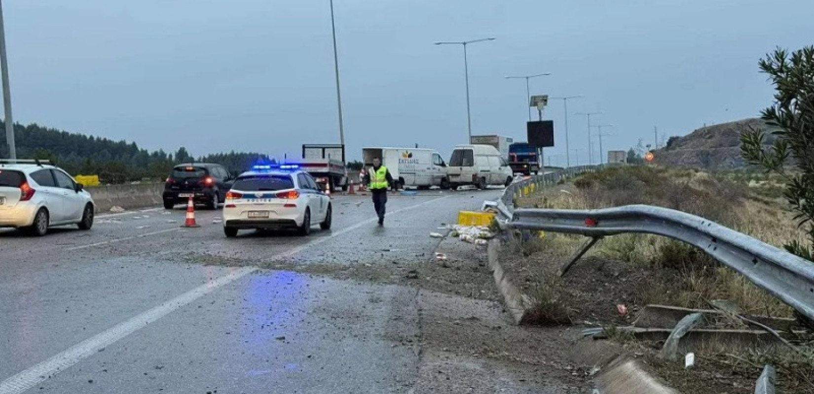Θεσσαλονίκη: Τροχαίο στον περιφερειακό - Δύο βαν και ασθενοφόρο συγκρούστηκαν και ο δρόμος γέμισε αρτοσκευάσματα