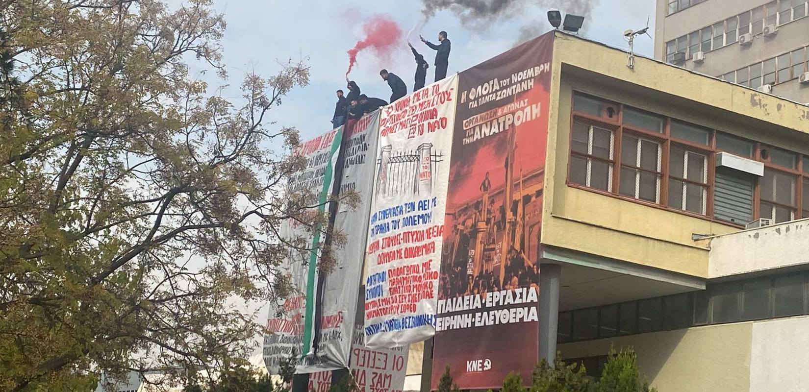 Θεσσαλονίκη: Στεφάνια και λουλούδια στην Πολυτεχνική του ΑΠΘ, 52 χρόνια από την εξέγερση των φοιτητών (βίντεο)