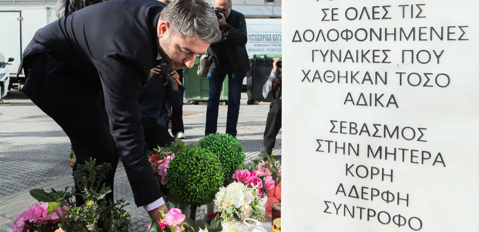 Ο Ν. Ανδρουλάκης άφησε λουλούδια στο μνημείο της Κυριακής Γρίβα με αφορμή την ημέρα εξάλειψης της βίας κατά των γυναικών
