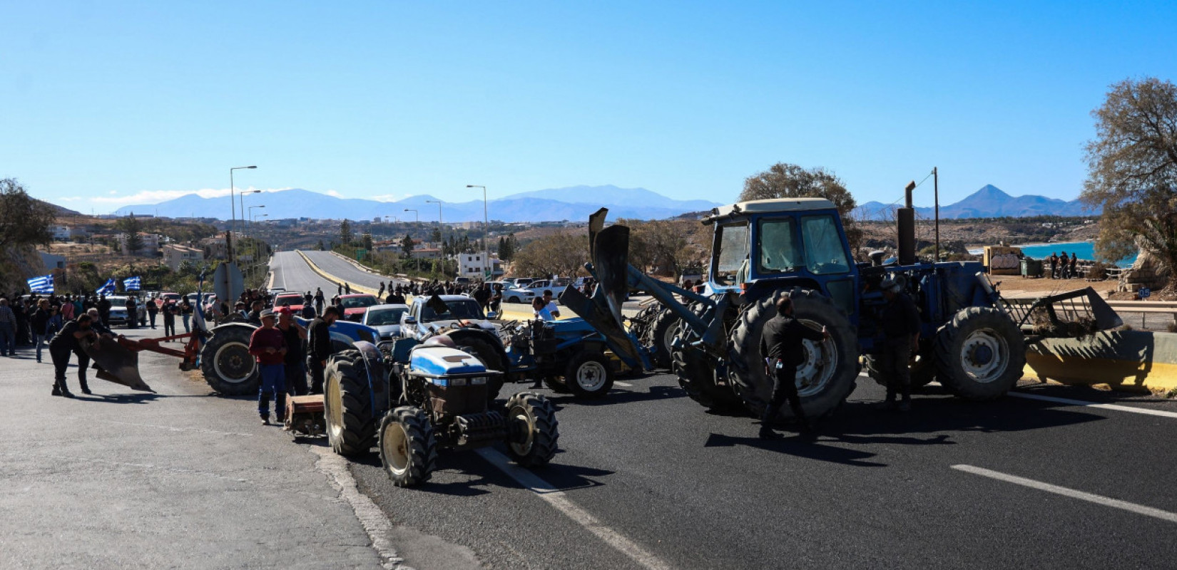 Αποφασισμένοι οι αγρότες - Ενισχύονται τα μπλόκα σε δρόμους και τελωνεία (βίντεο)