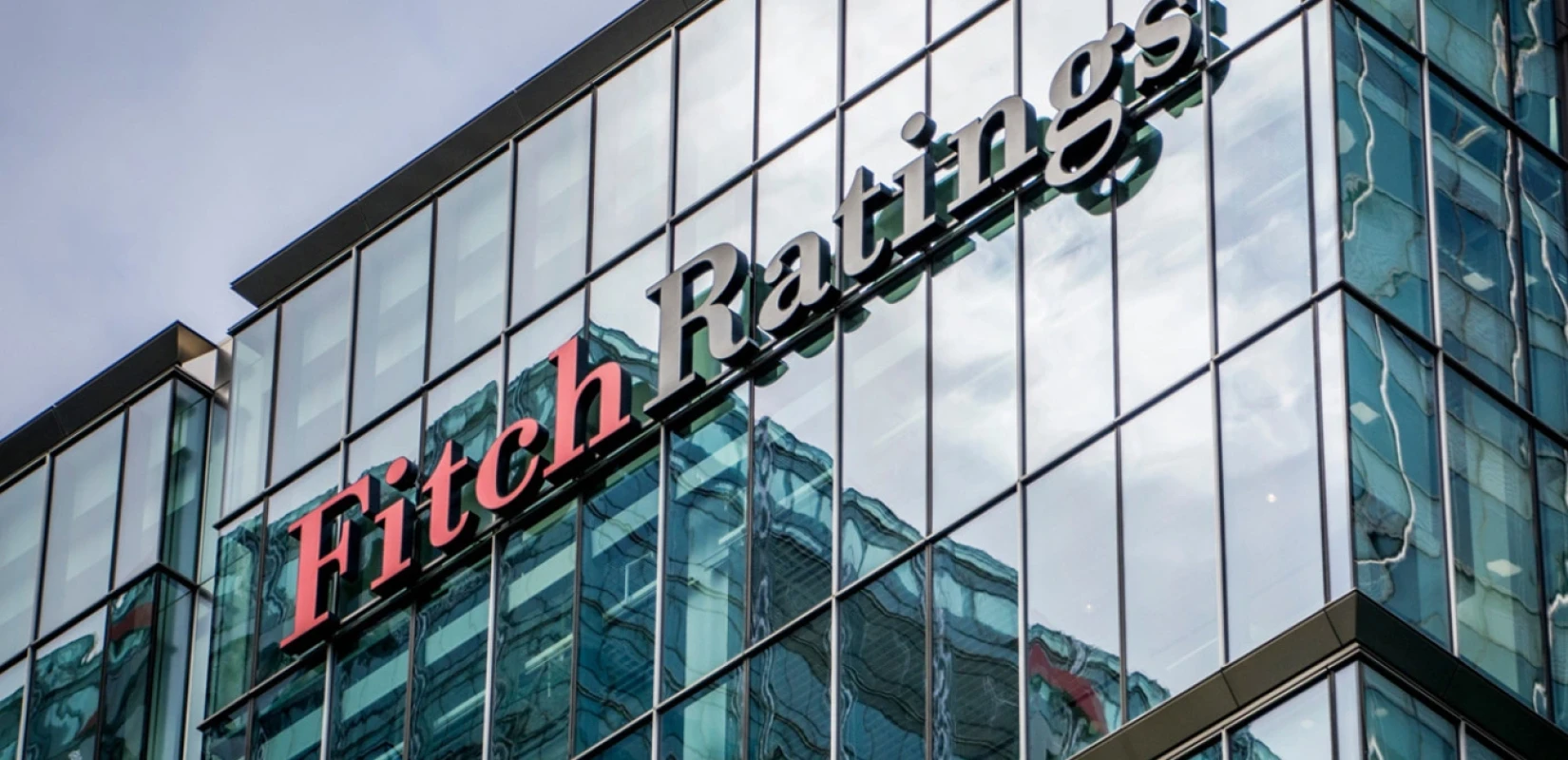 Fitch: Η ταχεία μείωση του δημόσιου χρέους καταλύτης για τις 3 αναβαθμίσεις της ελληνικής οικονομίας από το 2022