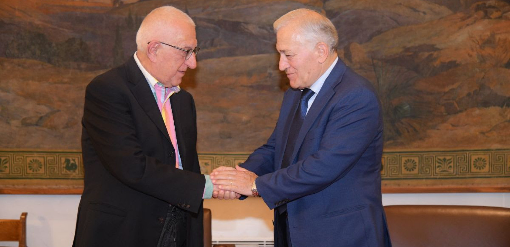 ΚΕΔΕ: Από τη Βουλή… στον δρόμο οι δήμαρχοι - Τετ-α-τετ με τα πολιτικά κόμματα για τον άδειο «κουμπαρά» των δήμων