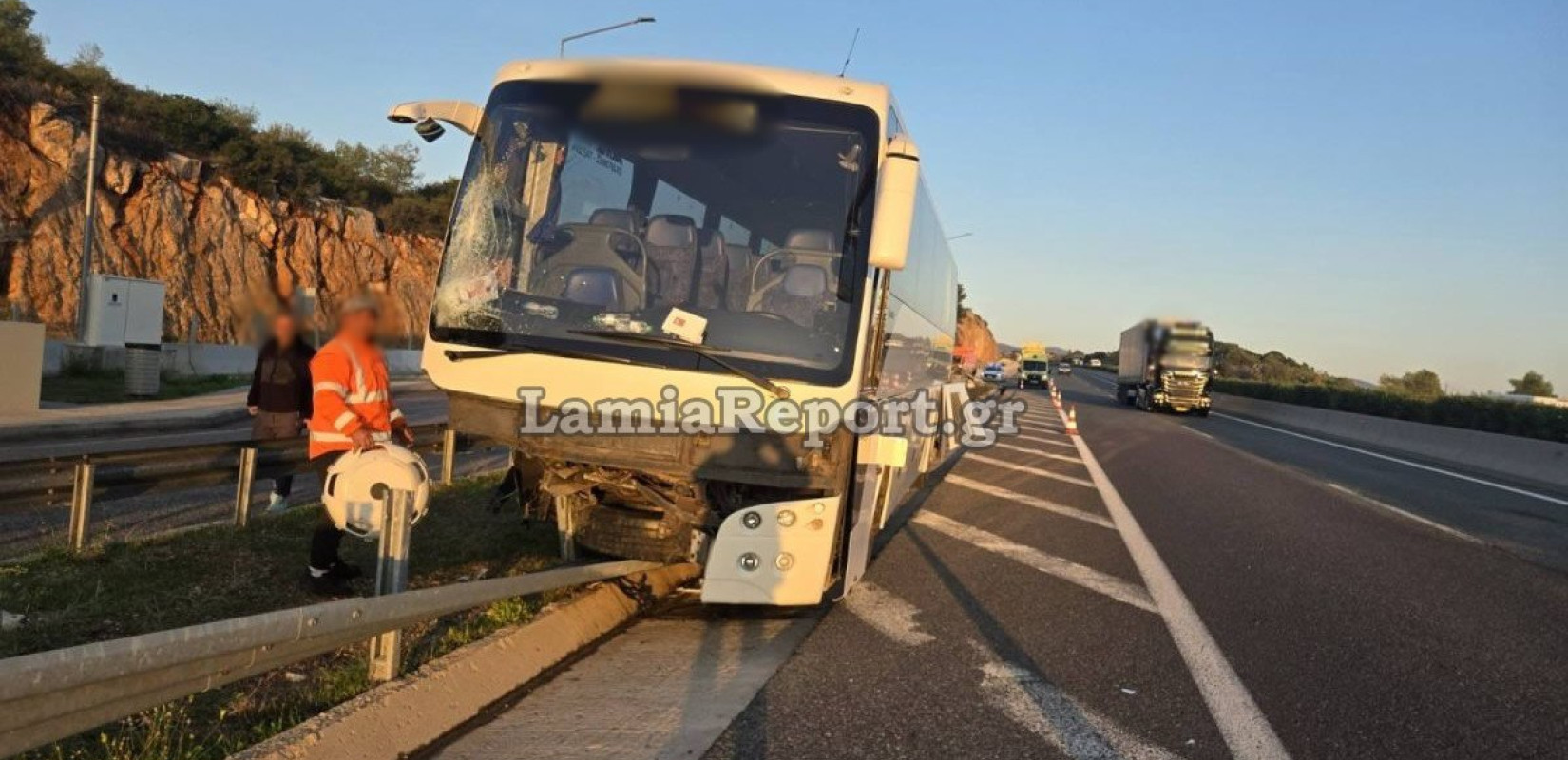 Σοβαρό τροχαίο με λεωφορείο που ταξίδευε από Θεσσαλονίκη προς Αθήνα - Πέντε επιβάτες και ο οδηγός στο νοσοκομείο