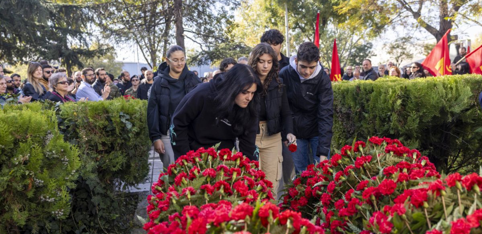 Θεσσαλονίκη: Πολίτες τίμησαν το Πολυτεχνείο με ένα λουλούδι στο ΑΠΘ - Ενεργοποιούνται τα μέτρα της τροχαίας από το πρωί της Δευτέρας