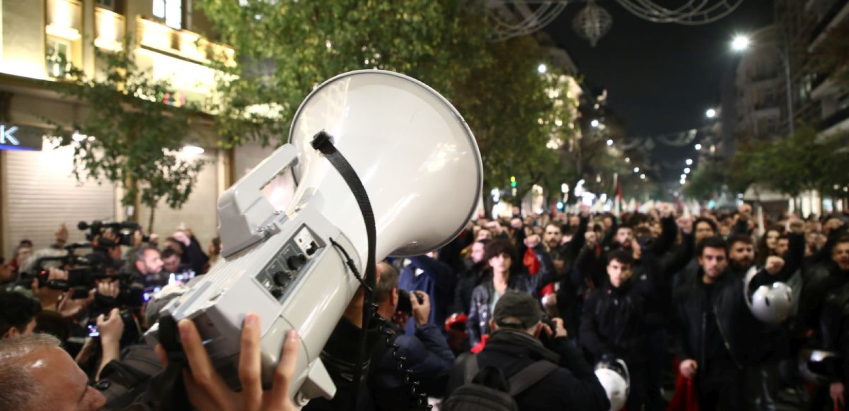 Θεσσαλονίκη: Πάνω από 9.000 άτομα τίμησαν την 52η επέτειο του Πολυτεχνείου - Κορύφωση στο αμερικανικό προξενείο (βίντεο)