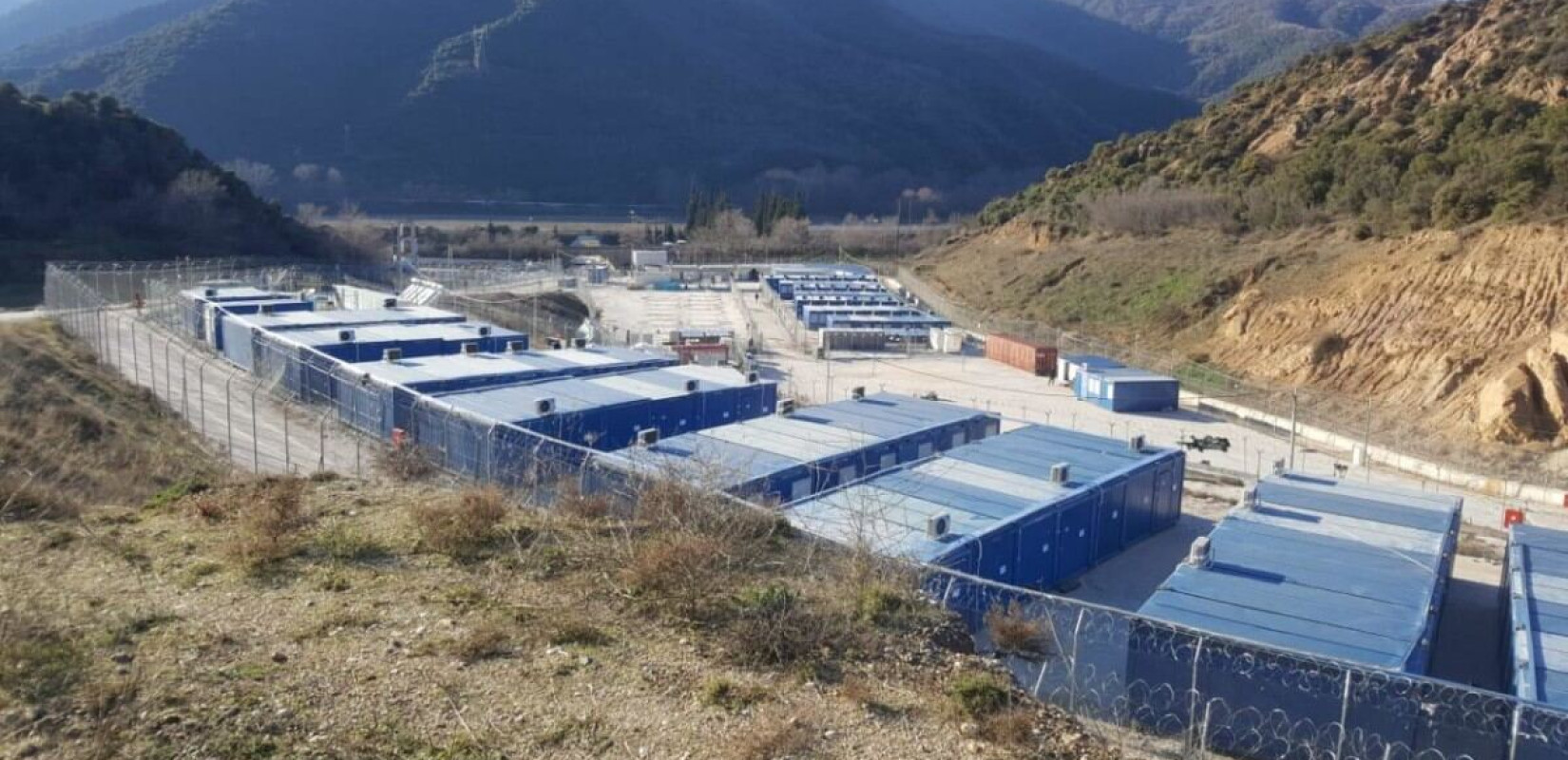 Σέρρες: Νέα επεισόδια στη δομή μεταναστών στο Κλειδί - Πέταξαν πέτρες σε αστυνομικούς και προκάλεσαν φθορές σε περιπολικό