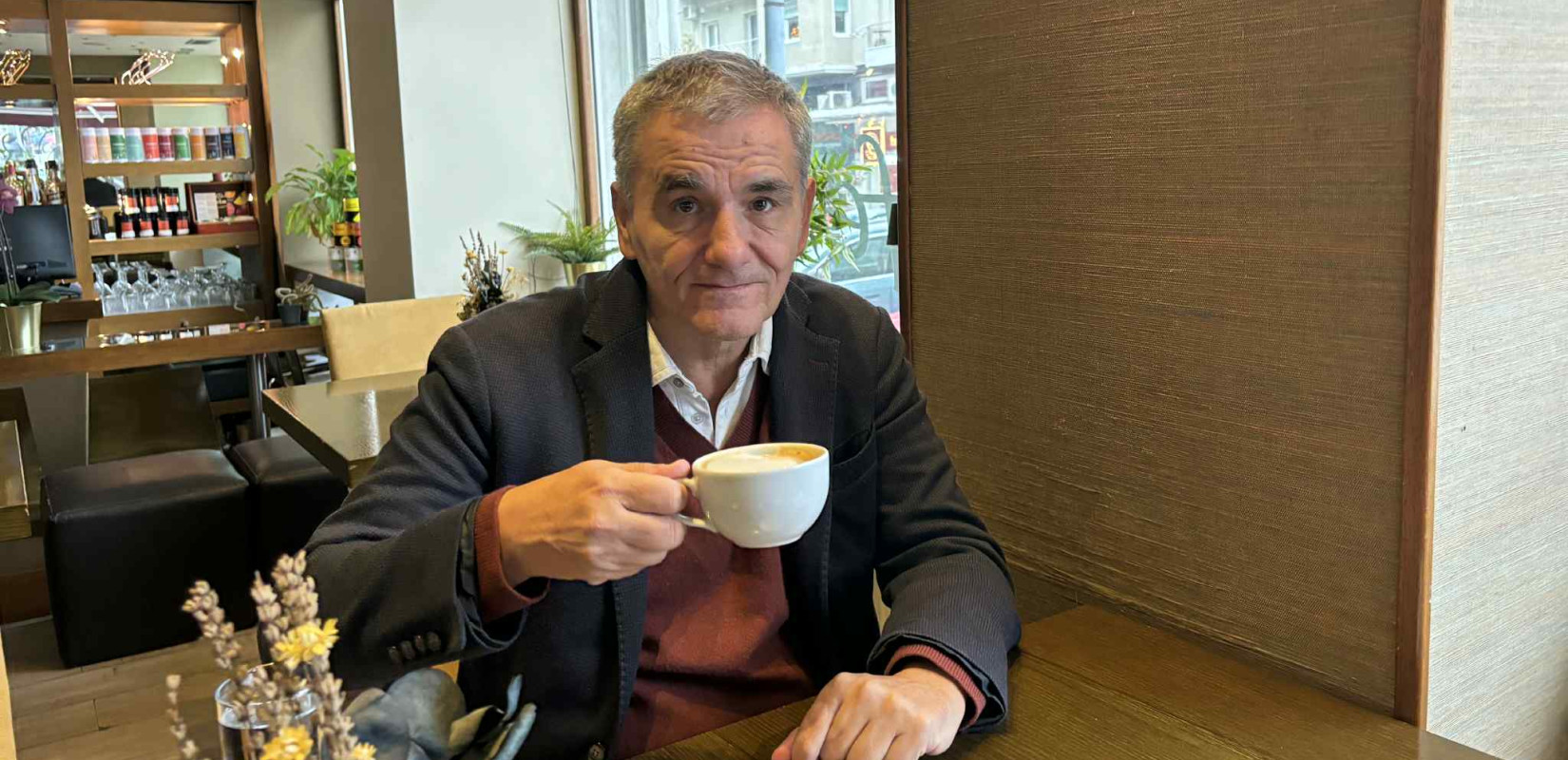 Πρωϊνός καφές με τον Ευκλείδη Τσακαλώτο (βίντεο)