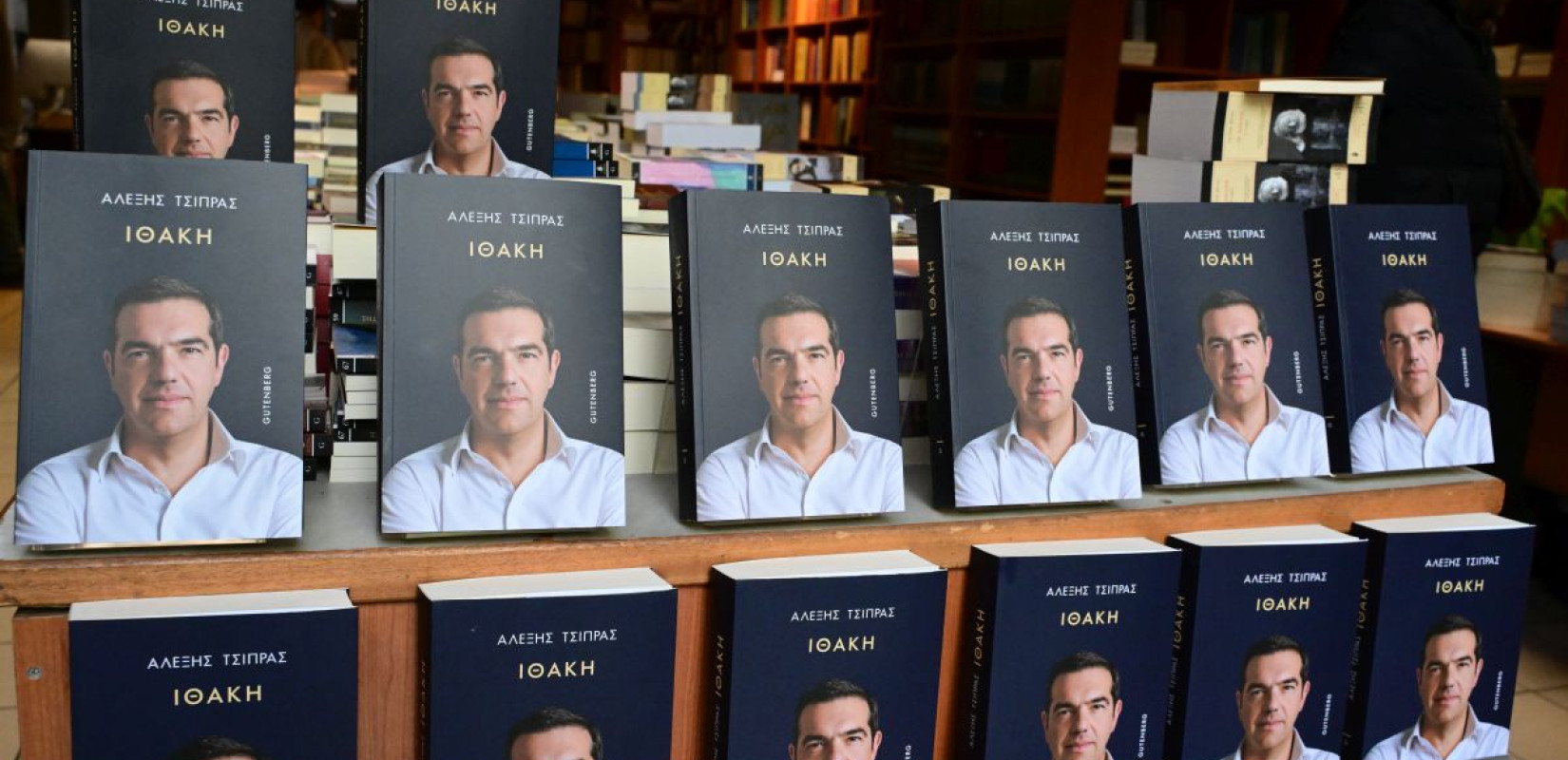 Le Monde για «Ιθάκη»: Με το βιβλίο του ο Αλέξης Τσίπρας προετοιμάζει την επιστροφή του