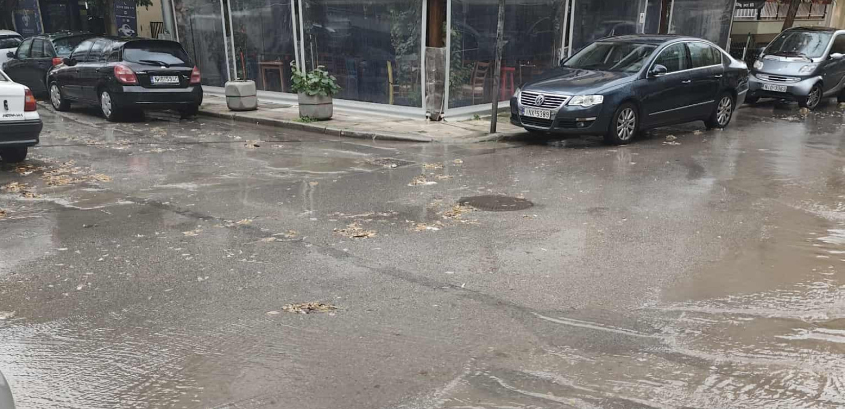 Η κακοκαιρία Adel τα έκανε... μούσκεμα στη Θεσσαλονίκη - Ποτάμια οι δρόμοι σε κέντρο, περιφερειακό, Χαριλάου (βίντεο)