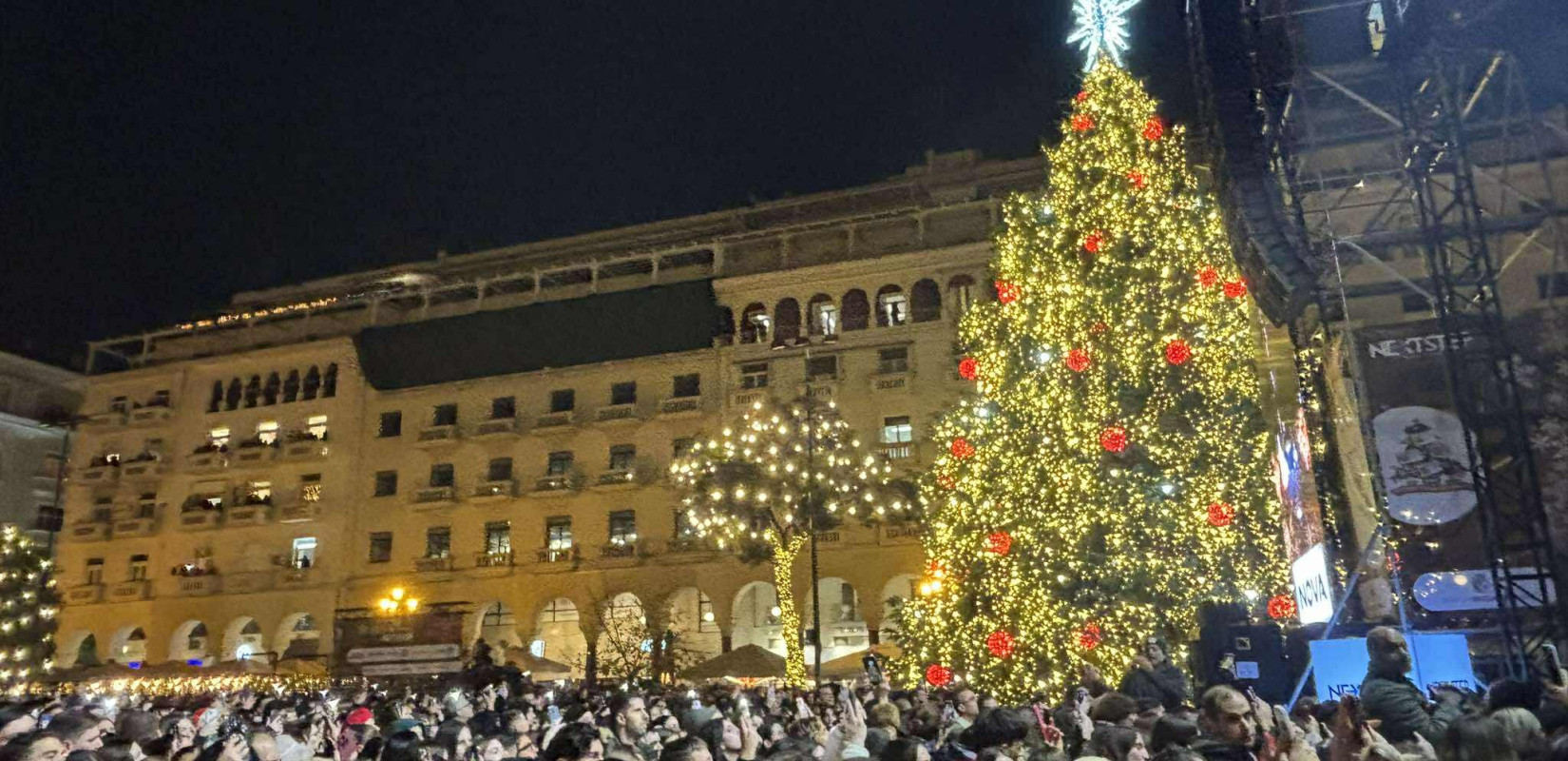 Φωταγωγήθηκε το Χριστουγεννιάτικο δέντρο στην πλατεία Αριστοτέλους - Χιλιάδες κόσμου στη συναυλία του Αντώνη Ρέμου (βίντεο)
