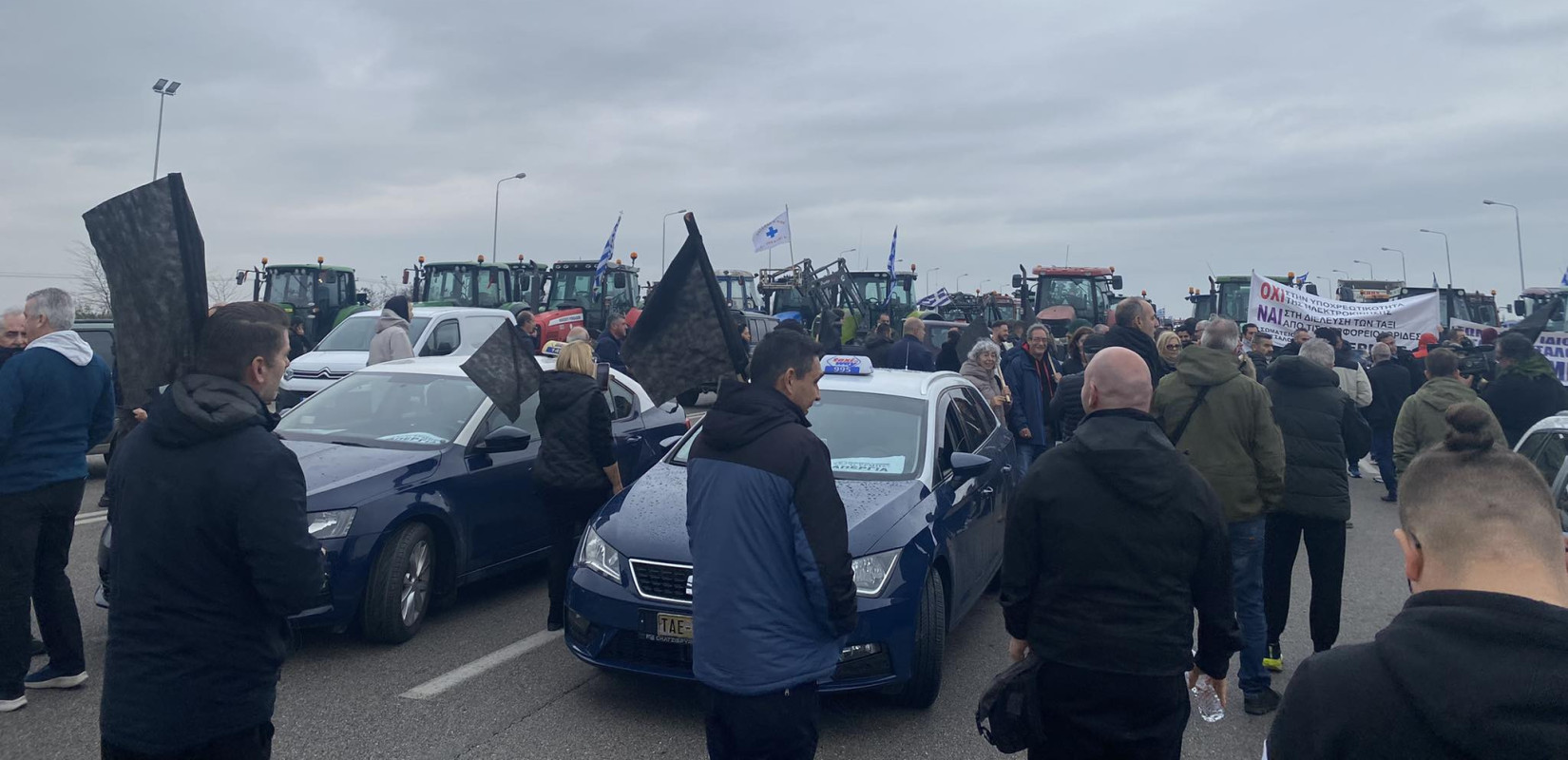 Μάλγαρα: Ενισχύεται το μπλόκο των αγροτών με οδηγούς ταξί και πωλητές λαϊκών αγορών (βίντεο)