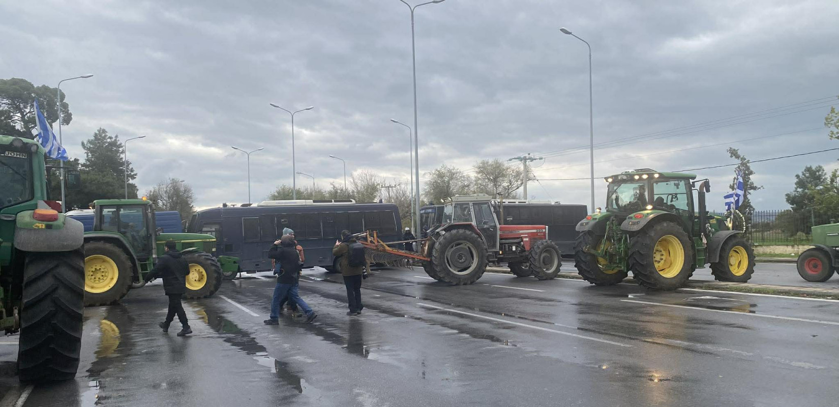 Αγρότες - Μπλόκο στα Πράσινα Φανάρια: Δικογραφία για τον οδηγό τρακτέρ που πέταξε πέτρα κατά αστυνομικών (βίντεο)