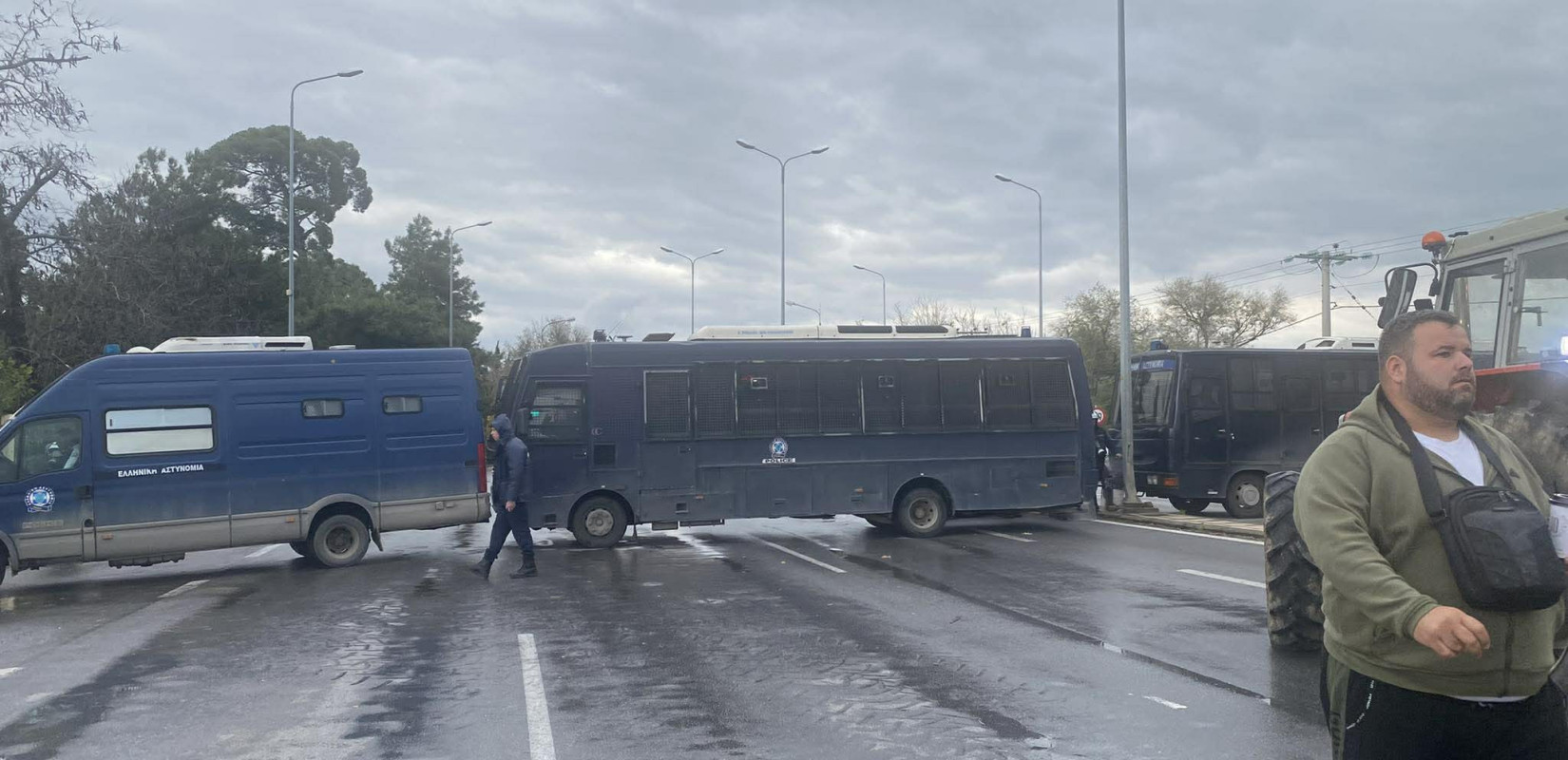 Θεσσαλονίκη: Σύγκρουση αγροτών με την αστυνομία για   την κάθοδο στο αεροδρόμιο - Δείτε βίντεο