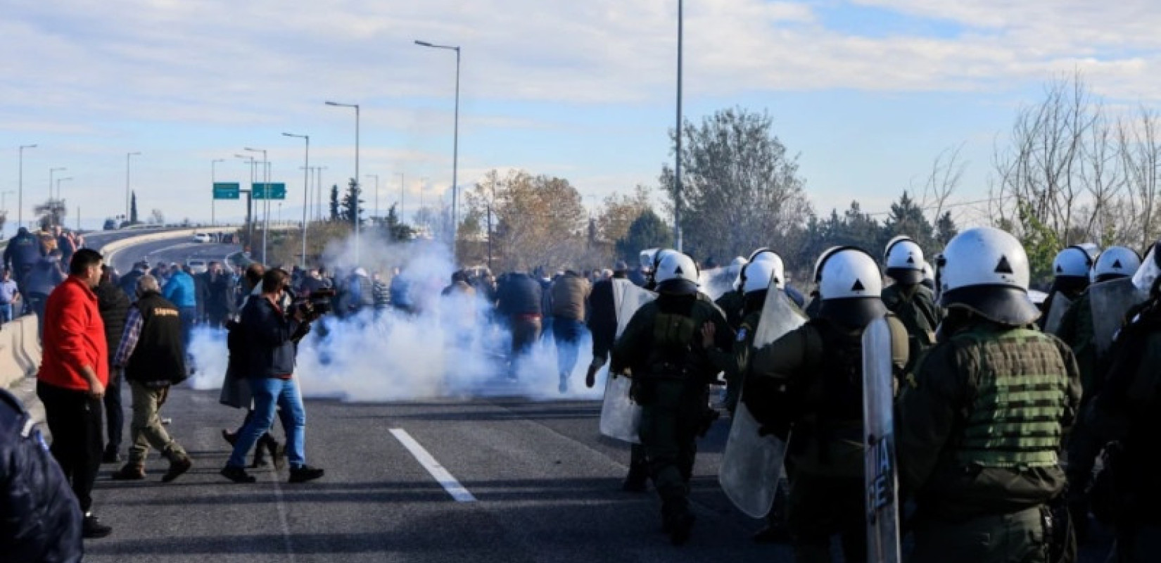 Αγρότες: Μπλόκα από Θεσσαλία έως Κρήτη - Συνεχίζεται το κύμα οργής στον πρωτογενή τομέα