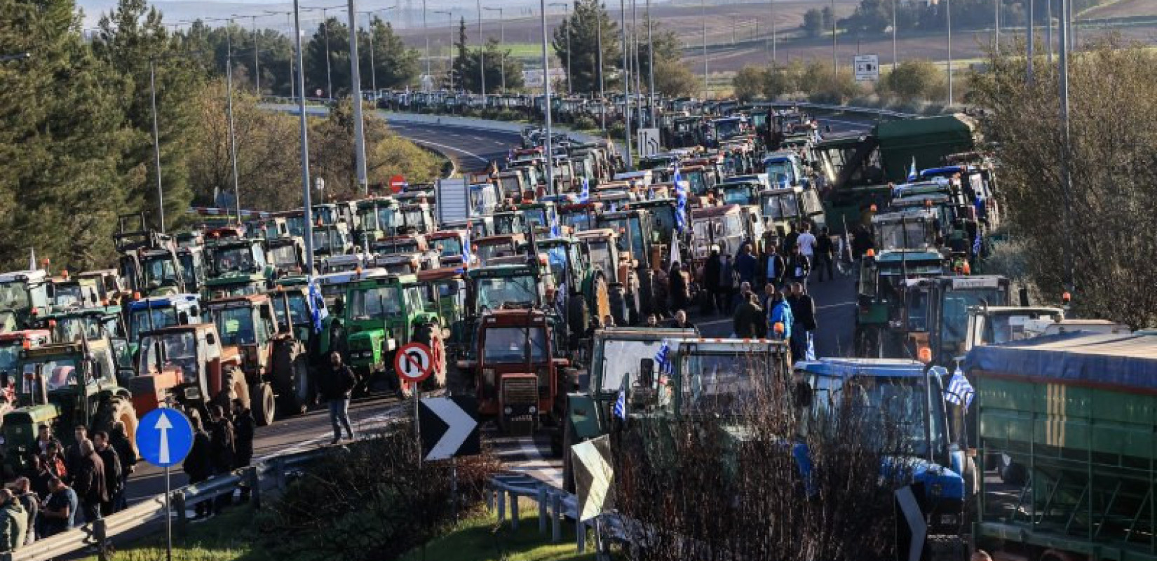 Τρεις συλλήψεις αγροτών στη Θεσσαλία: Επεισόδια με τραυματίες και δακρυγόνα - Νέος γύρος αποκλεισμών Εθνικών Οδών από Δευτέρα