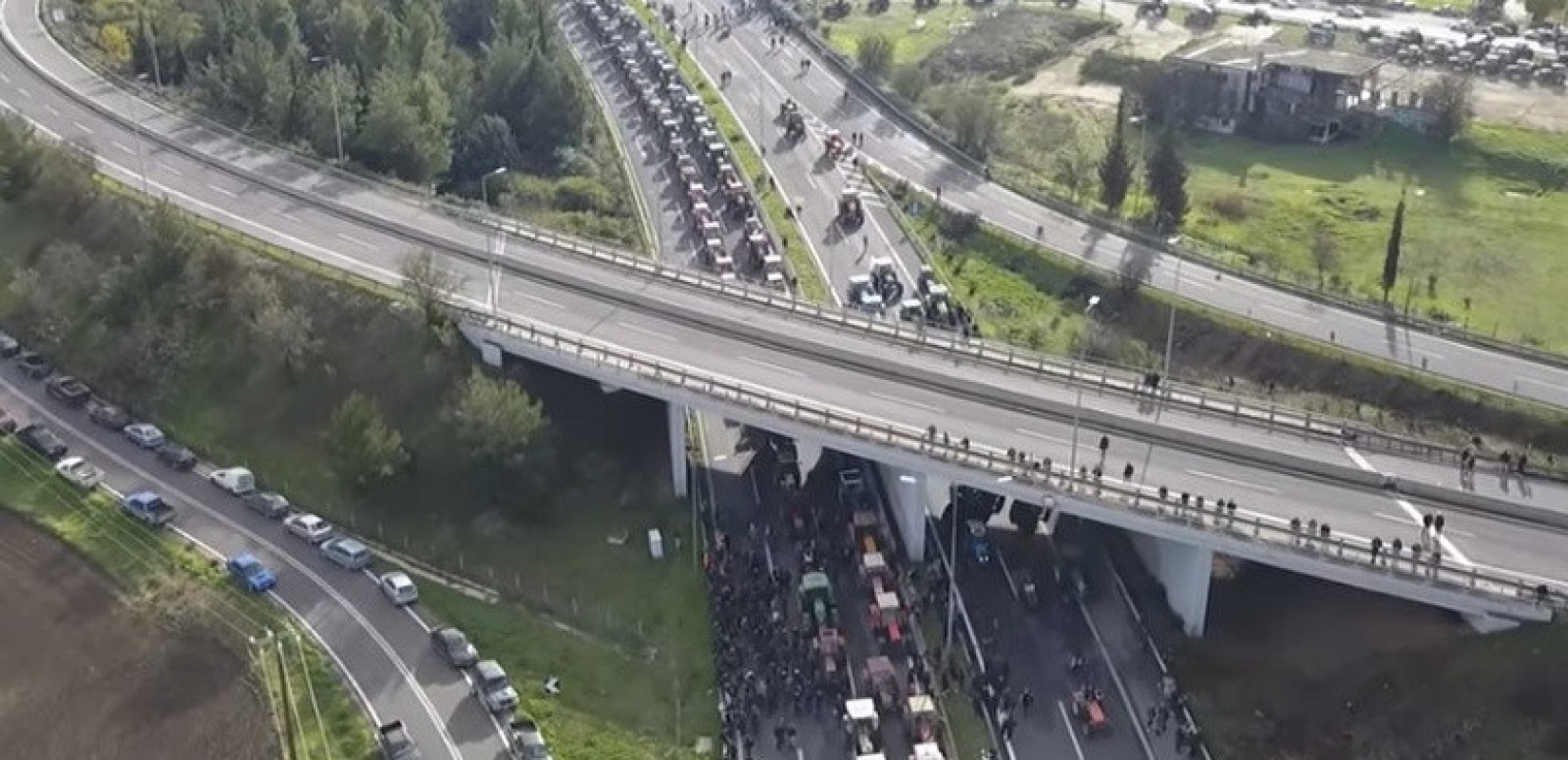 Αγρότες: Κλειστή η Εθνική Οδός στο ύψος της Νίκαιας - Νέες αφίξεις από Θεσσαλία